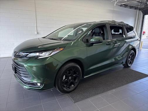 2025 Toyota Sienna Woodland Edition