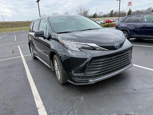 2025 Toyota Sienna LE