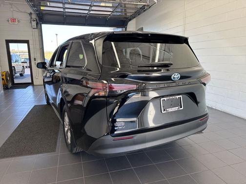 2025 Toyota Sienna LE