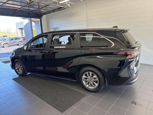 2025 Toyota Sienna LE