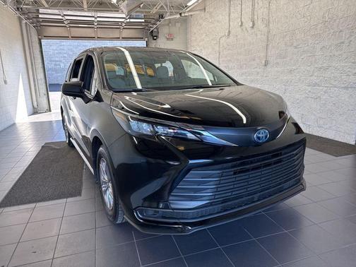 2025 Toyota Sienna LE