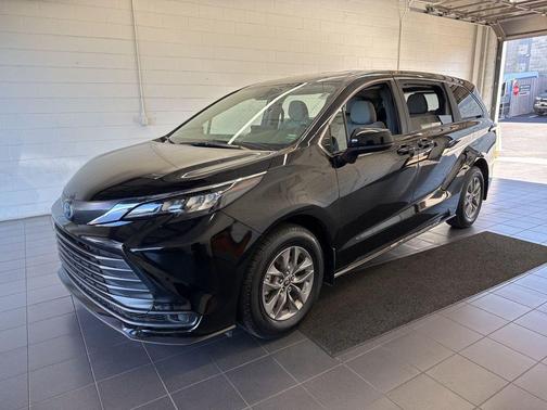 2025 Toyota Sienna LE