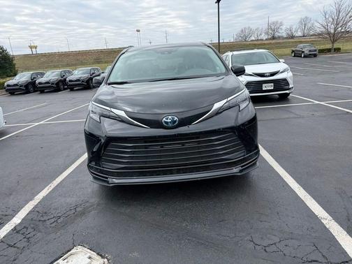 2025 Toyota Sienna LE