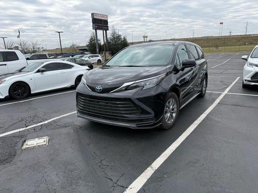 2025 Toyota Sienna LE