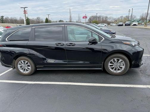 2025 Toyota Sienna LE
