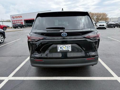 2025 Toyota Sienna LE