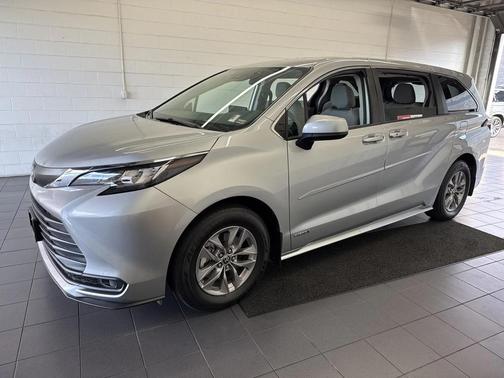 2021 Toyota Sienna LE
