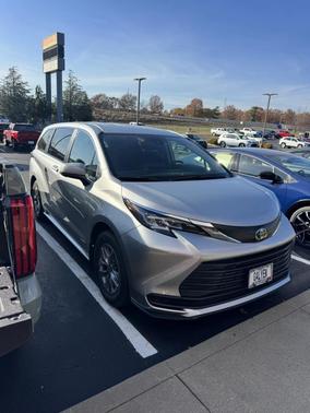 2021 Toyota Sienna LE