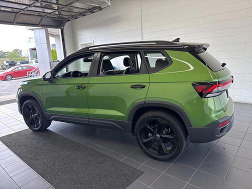 2025 Volkswagen Taos 1.5T SE Black