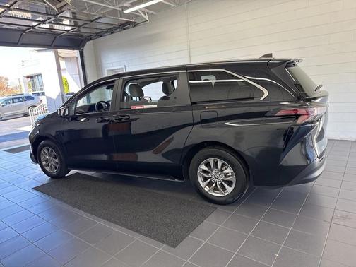 2024 Toyota Sienna LE
