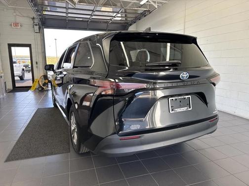 2024 Toyota Sienna LE