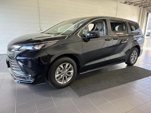 2024 Toyota Sienna LE