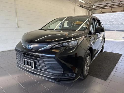 2024 Toyota Sienna LE