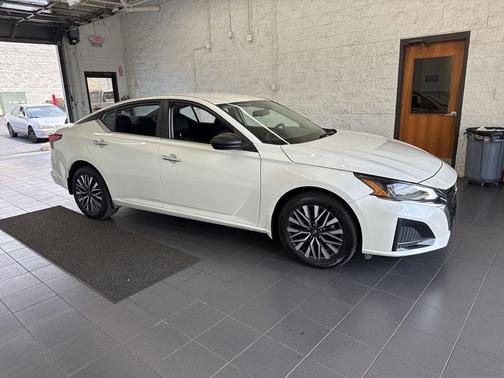 Pearl White Tricoat 2024 Nissan Altima 2.5 SV
