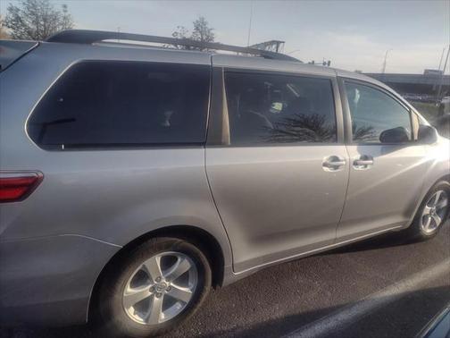 2017 Toyota Sienna LE
