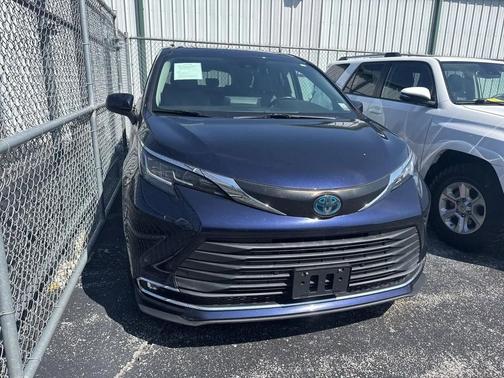 2021 Toyota Sienna XLE 8 Passenger