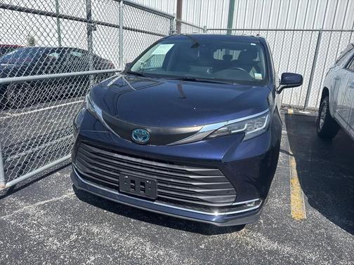 2021 Toyota Sienna XLE 8 Passenger