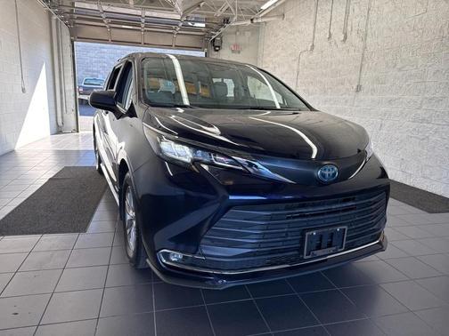 2021 Toyota Sienna XLE 8 Passenger