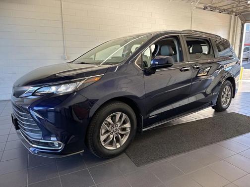 2021 Toyota Sienna XLE 8 Passenger