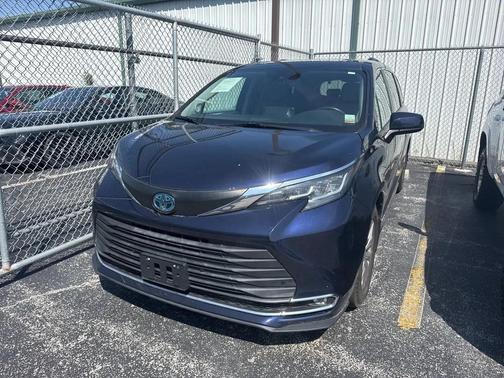 2021 Toyota Sienna XLE 8 Passenger