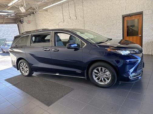 2021 Toyota Sienna XLE 8 Passenger