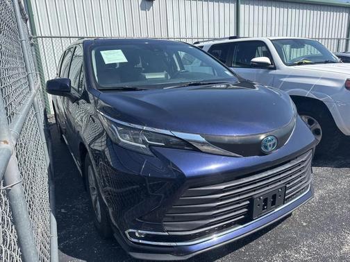 2021 Toyota Sienna XLE 8 Passenger