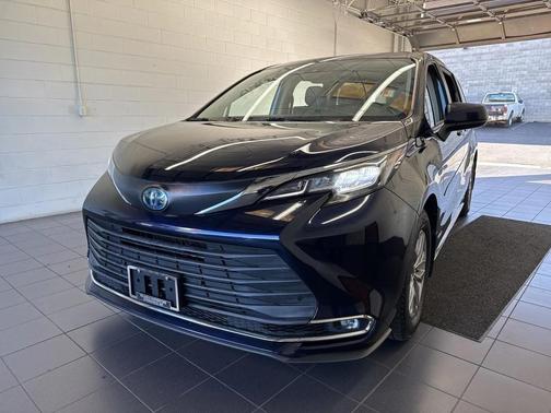2021 Toyota Sienna XLE 8 Passenger