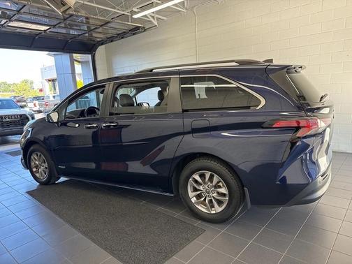 2021 Toyota Sienna XLE 8 Passenger