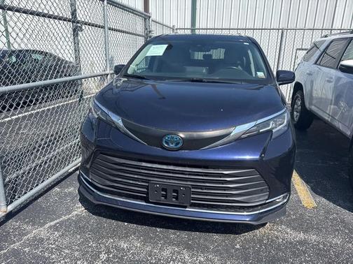 2021 Toyota Sienna XLE 8 Passenger