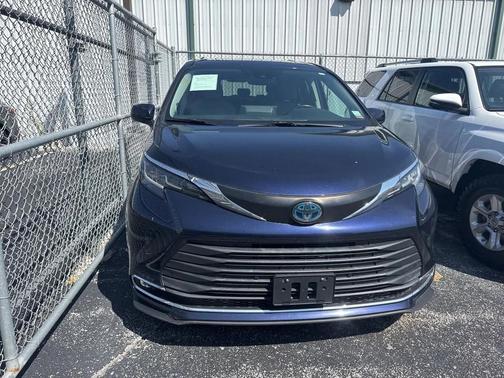 2021 Toyota Sienna XLE 8 Passenger