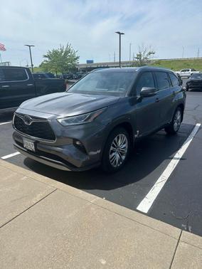 Magnetic Gray Metallic 2022 Toyota Highlander Platinum