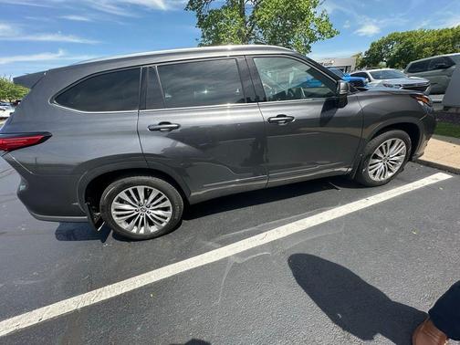 Magnetic Gray Metallic 2022 Toyota Highlander Platinum