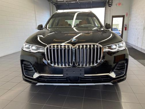 Photo 2 of 45 of 2022 BMW X7 xDrive40i