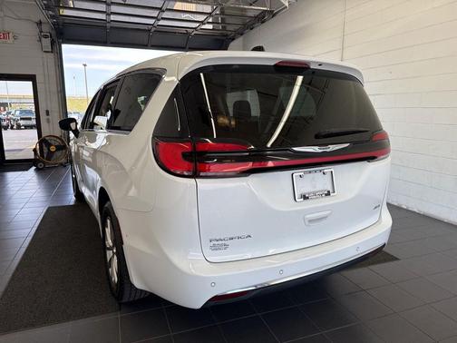 Bright White Clearcoat 2023 Chrysler Pacifica Touring L