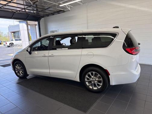 Bright White Clearcoat 2023 Chrysler Pacifica Touring L