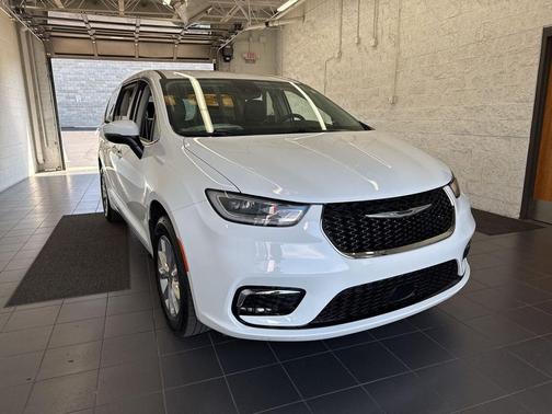 Bright White Clearcoat 2023 Chrysler Pacifica Touring L