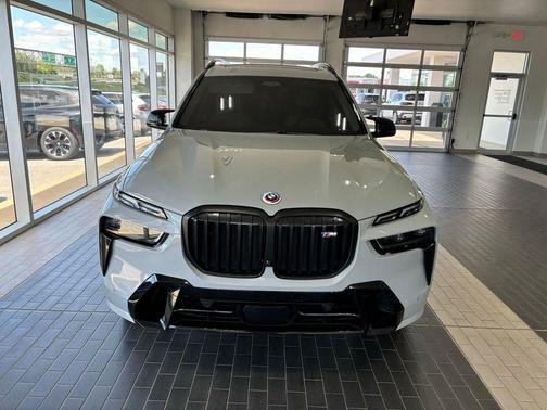 Gray Metallic 2023 BMW X7 M60i
