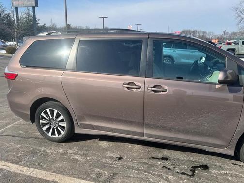 2018 Toyota Sienna LE