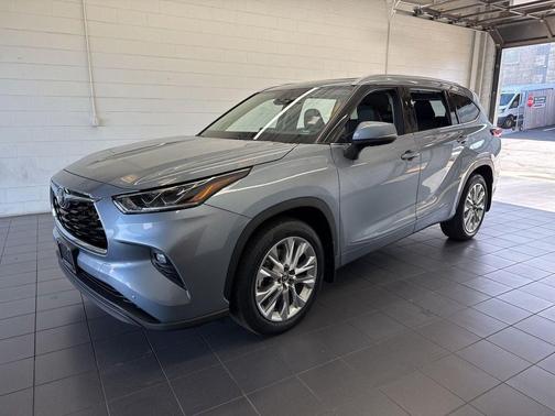 Moon Dust 2022 Toyota Highlander Limited