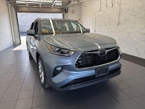 Moon Dust 2022 Toyota Highlander Limited