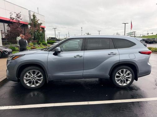 Moon Dust 2022 Toyota Highlander Limited