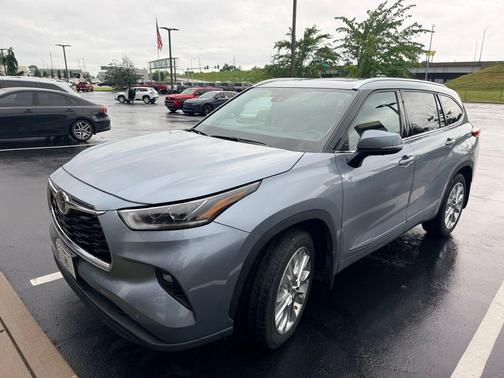 Moon Dust 2022 Toyota Highlander Limited