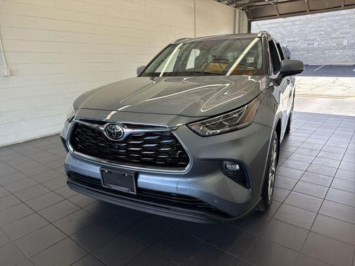 Moon Dust 2022 Toyota Highlander Limited