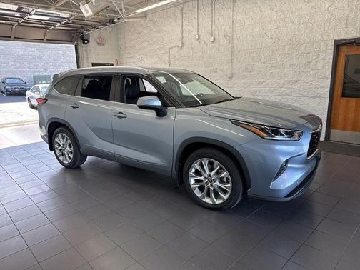 Moon Dust 2022 Toyota Highlander Limited