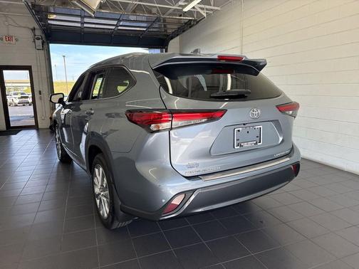 Moon Dust 2022 Toyota Highlander Limited