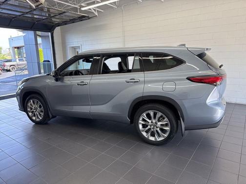 Moon Dust 2022 Toyota Highlander Limited