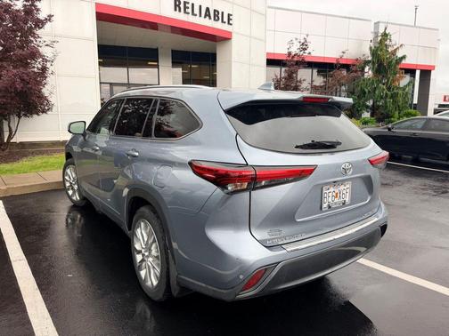 Moon Dust 2022 Toyota Highlander Limited