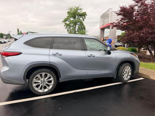 Moon Dust 2022 Toyota Highlander Limited