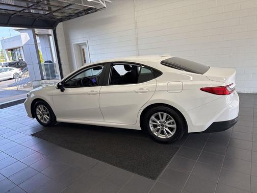 Ice 2025 Toyota Camry LE