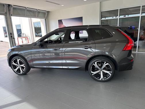 Platinum Grey Metallic 2024 Volvo XC60 B5 Ultimate Dark Theme